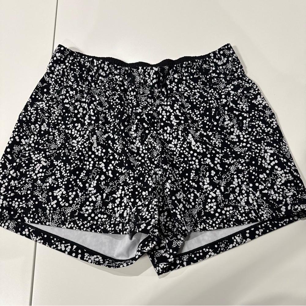 Lululemon Pack Light Short (2.5") Size 6